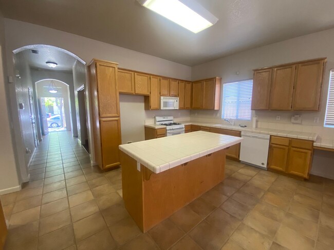 Building Photo - Charming 3 bed/3 full bath with Loft in St...