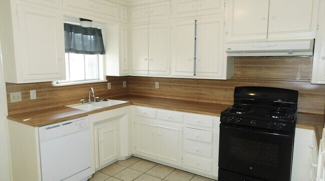 Building Photo - Spacious 3 Bedroom Home w/Fenced Yard!