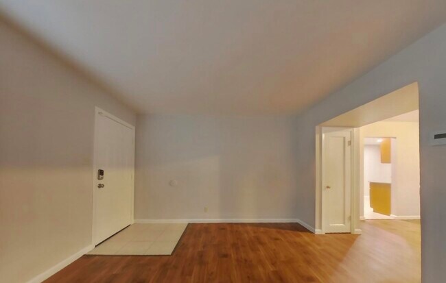 Building Photo - 2747 El Rey St