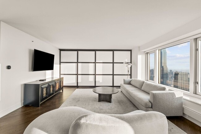 Building Photo - 132 E Delaware Pl