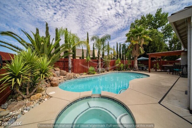 Foto del edificio - 3 br, 2 bath House - 512 Spruce Ct