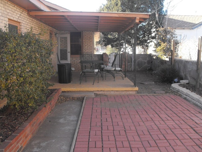 Building Photo - CLASSIC HOME CORNER LOT HARDWOOD FLOORS