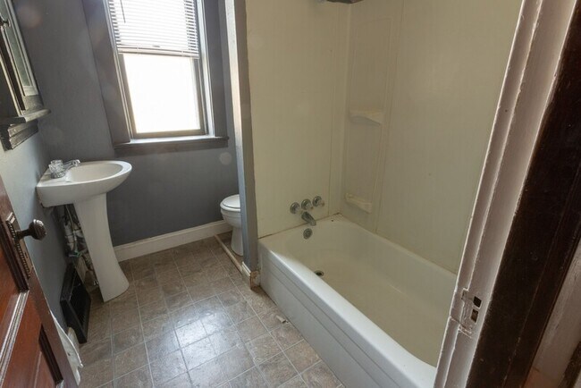 Building Photo - 3235 Mt Pleasant St