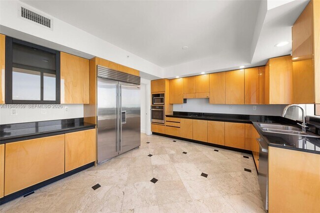 Building Photo - 789 Crandon Blvd