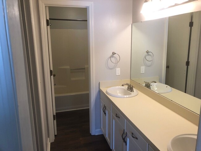 Foto del edificio - 3 bedroom 2 bath near Tiger Town!