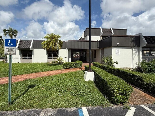 Foto del edificio - 10405 N Kendall Dr
