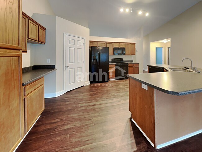 Foto del edificio - 230 Barberry Ln