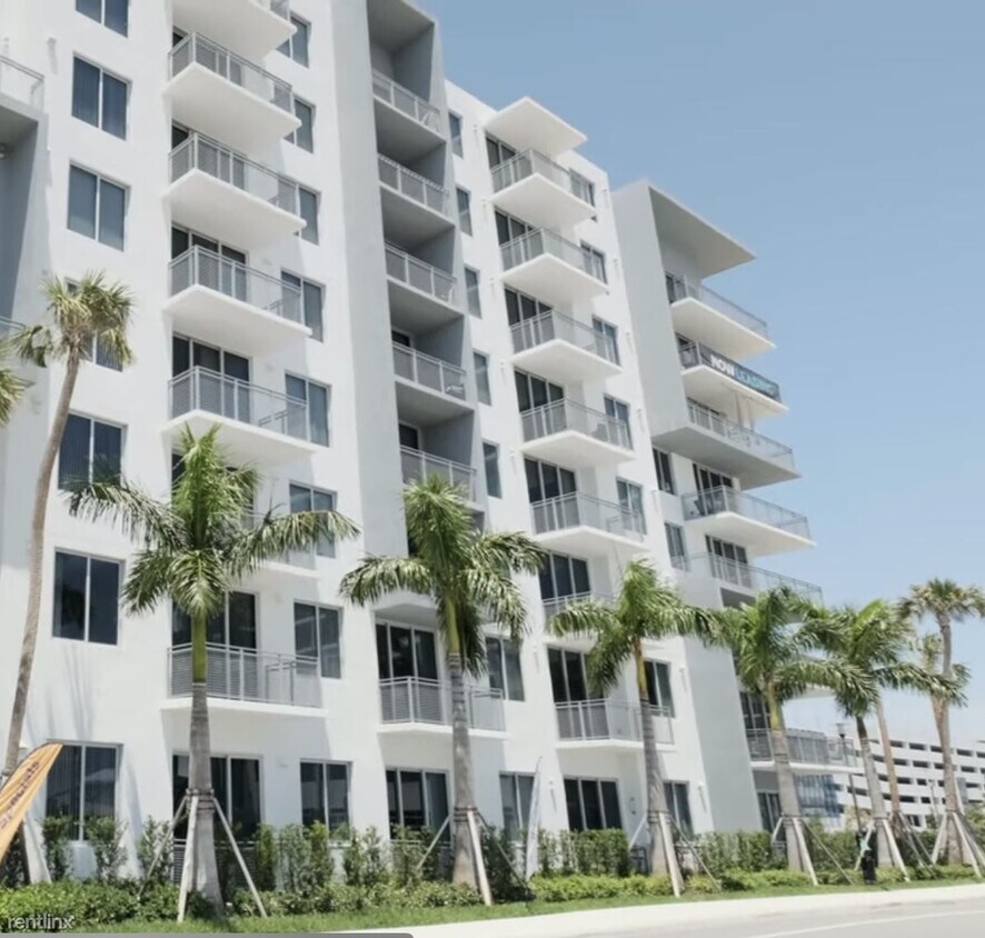 Foto principal - Studio, 1 bath Condo - 405 SW 2nd Ter BRAN...