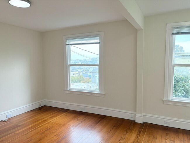 Building Photo - Centrally Located Gorgeous 2 Bedroom 1 Bath**New Appliances**Washer/Dryer**City Views**