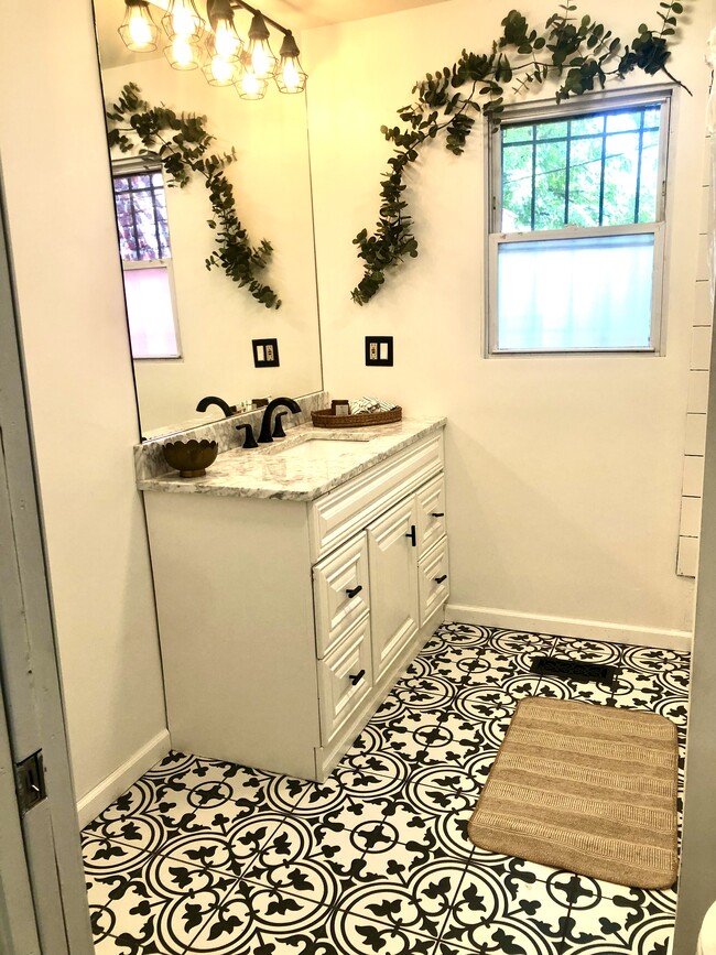 Bathroom on the 1st floor with tub - 1310 S Heath Ave