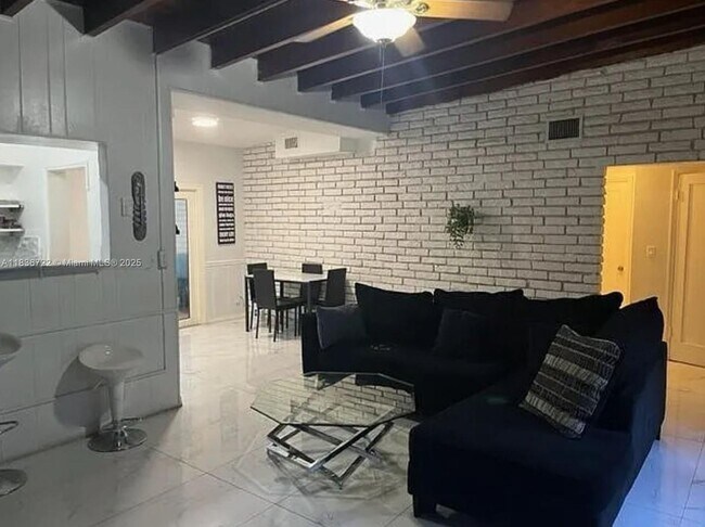 Foto del edificio - 10835 NW 2nd Ct