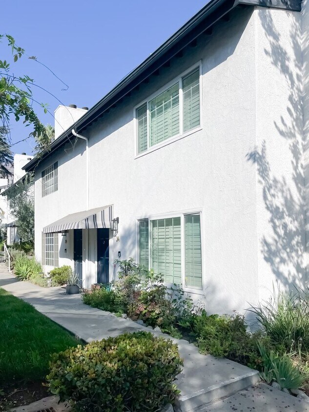 Foto principal - Breathtaking 2-Bedroom Townhome with 2-Car...