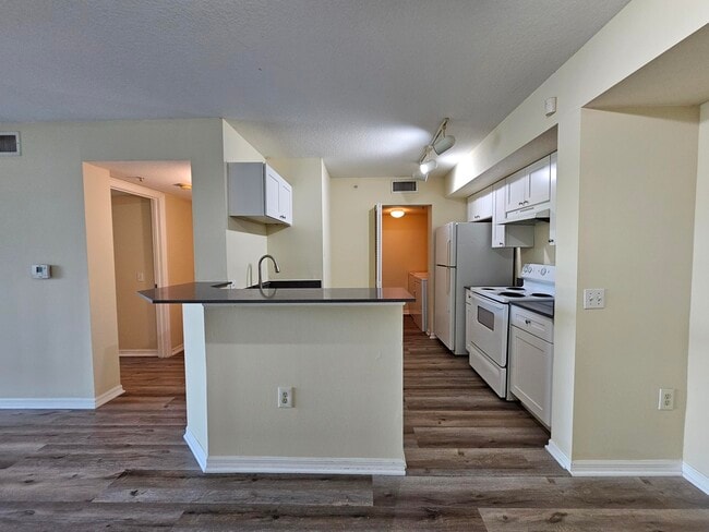 Building Photo - 604 Villa Cir