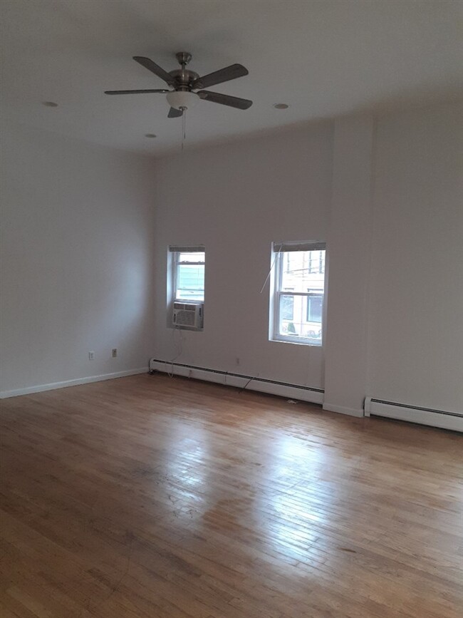 Building Photo - 282 Grand St