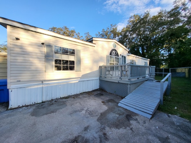 Building Photo - 829 Louise St