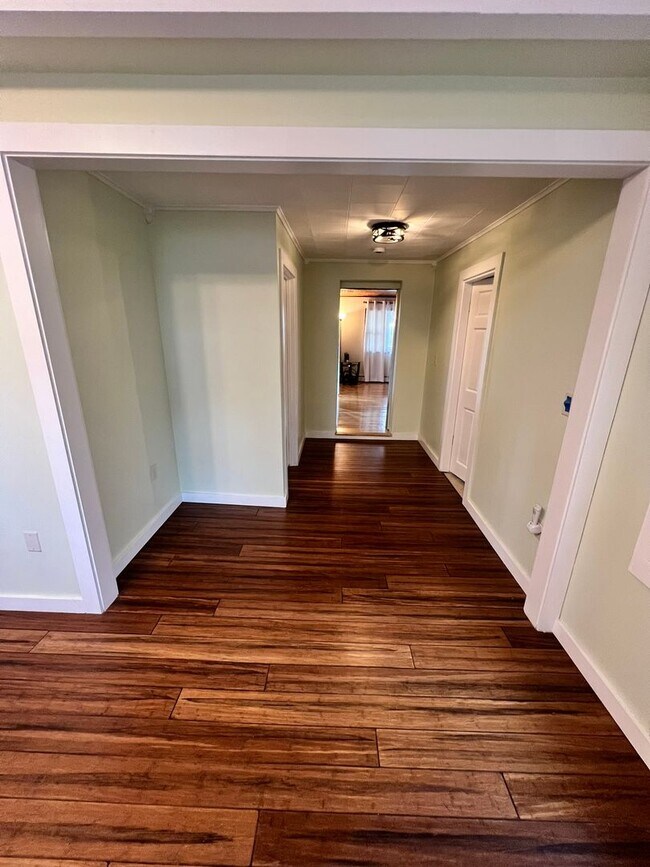 Building Photo - Updated Single Family Home with 3 Beds / 2...