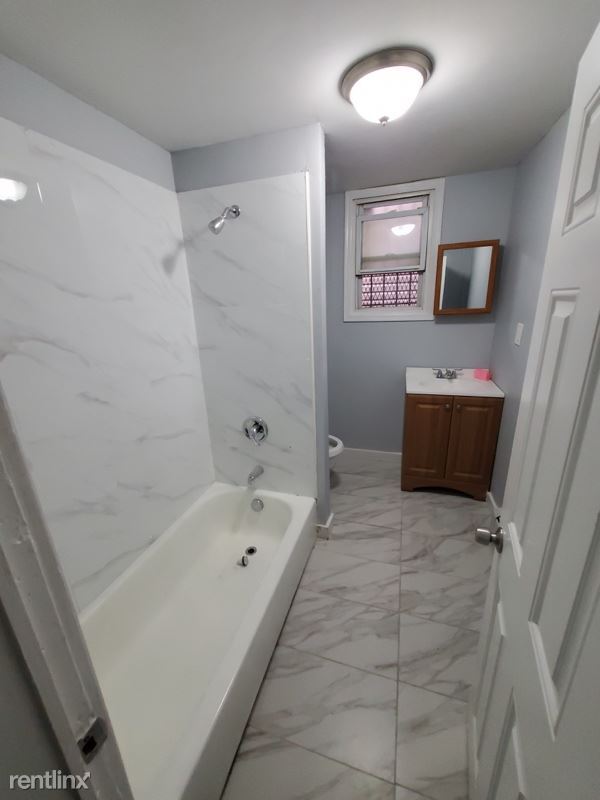 Building Photo - 3 br, 1 bath Townhome - 355 S 11th St