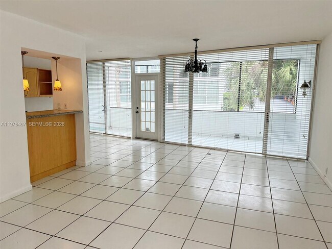 Foto del edificio - 10210 Collins Ave