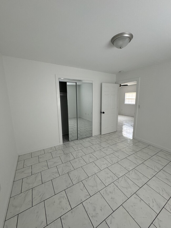 Dormitorio - 100 7th Ave