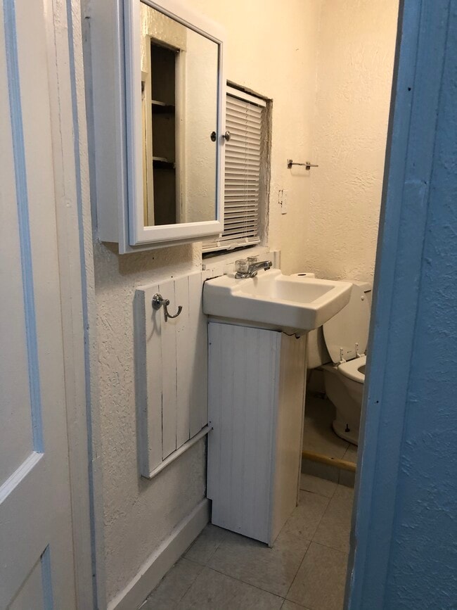 Lavabo del baño - 401 Chautauqua Ave