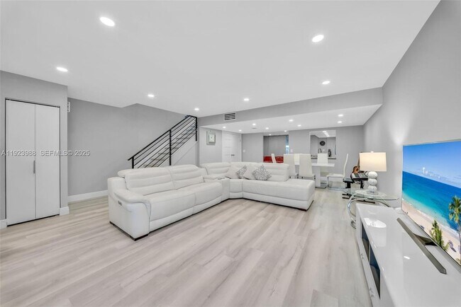 Building Photo - 707 NE 27th Ave