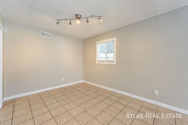 Building Photo - 916 Victor St