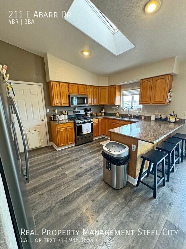 Building Photo - 4 Bed 3 Bath Dream Home