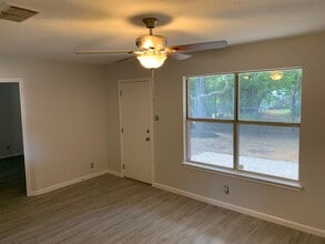 Building Photo - 9238 Encino Village