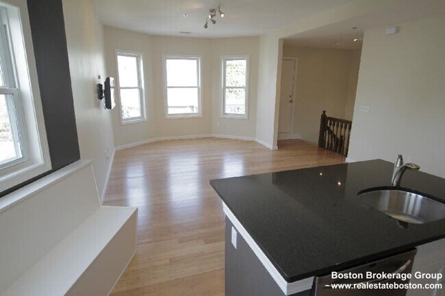 Building Photo - Spacious 4 Bedroom Just Minutes From The G...