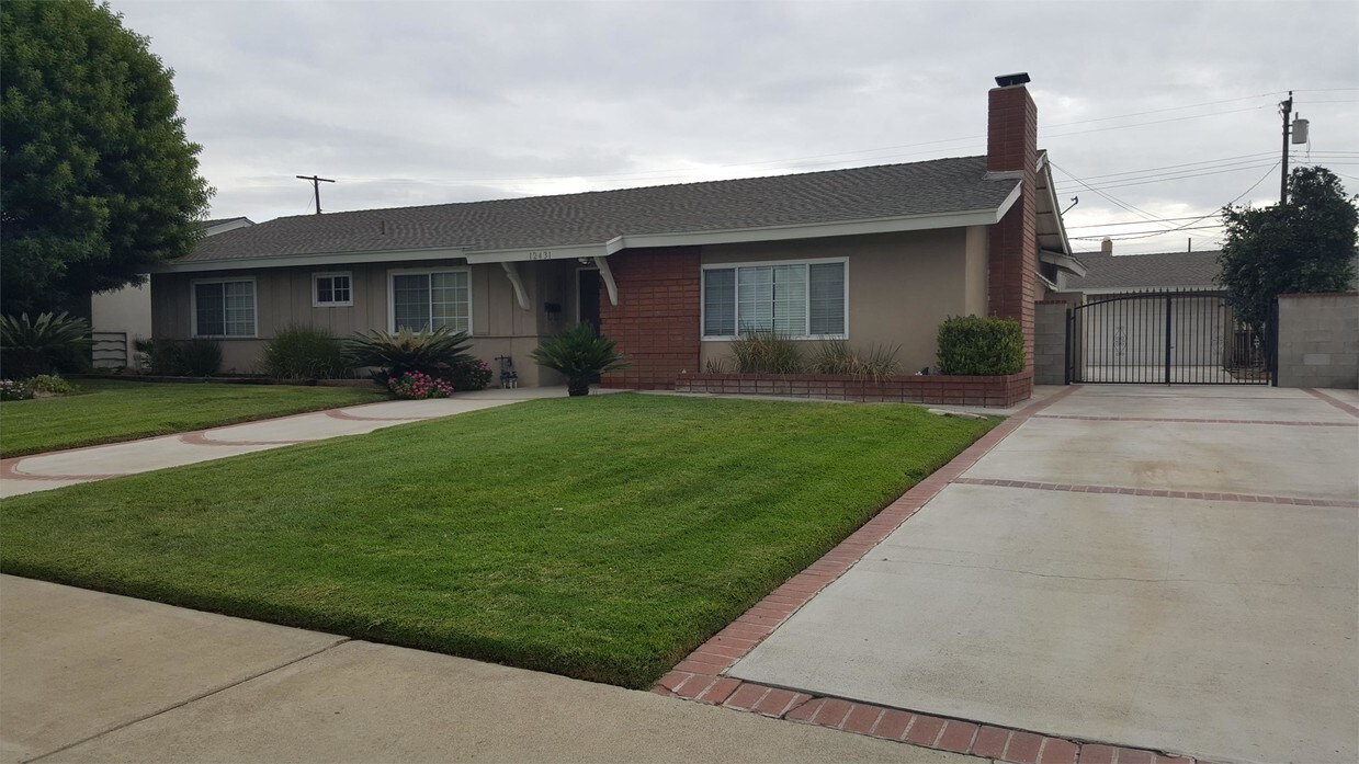 Primary Photo - 12431 Holly Ave