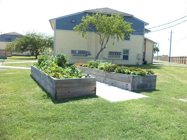 Building Photo - 655 Castle Park Dr