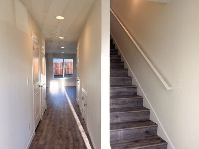 Foto del edificio - 505-507 NW Hillcrest Dr