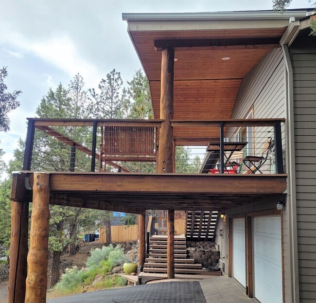 Foto del edificio - Spacious House, Front & Back Porch! Awbrey Butte Hillside with Mountain Views. Furnished 30-Day Min.