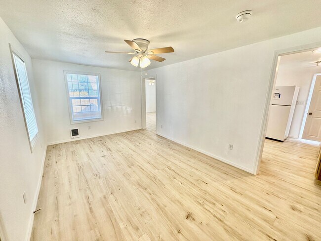 Building Photo - Newly Remodeled!