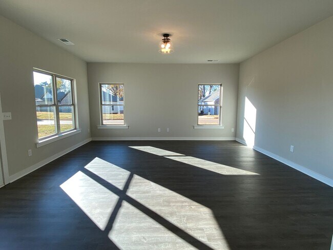 Foto del edificio - Home for Rent in Weaver AL...Available to ...