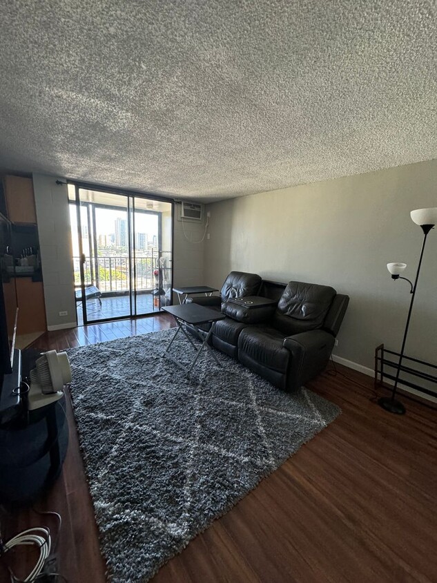 Foto principal - Cozy 1 bed 1 bath with covered, reserved p...