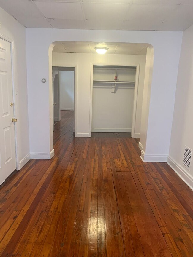 Building Photo - 1st Floor 1 Bedroom Near Fairgrounds