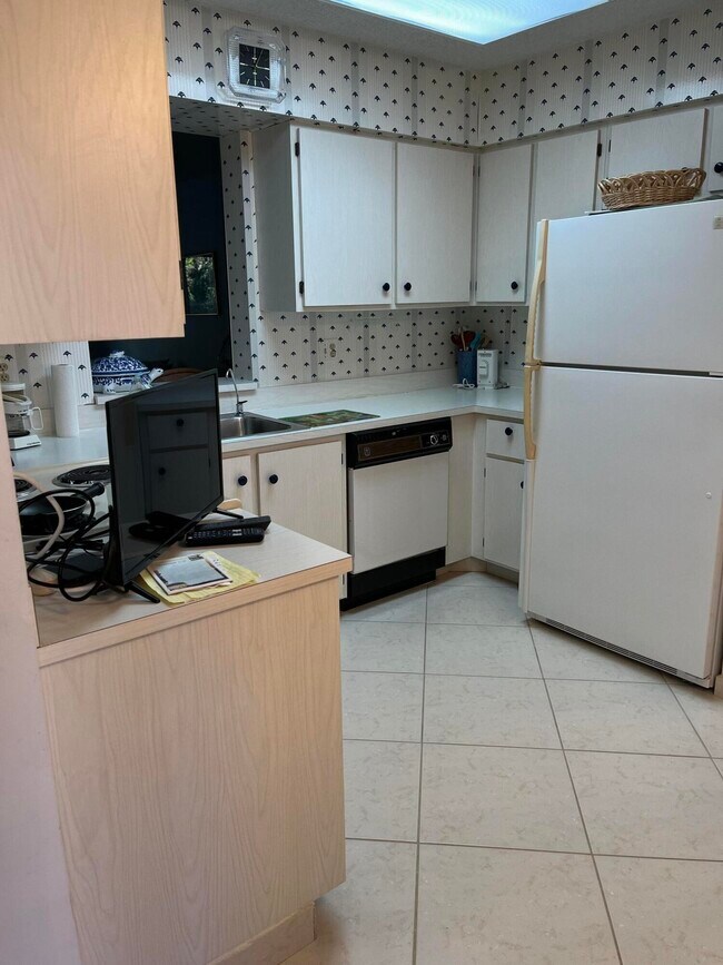 Building Photo - 7281 Amberly Ln