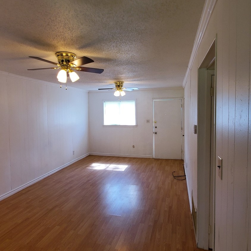 Primary Photo - 210 Hughes St