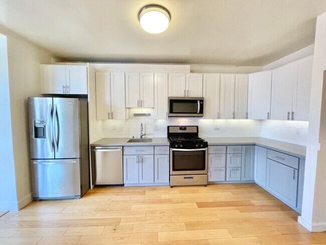 Building Photo - 2BR/1BA PANO Views from Top Telegraph Hill...