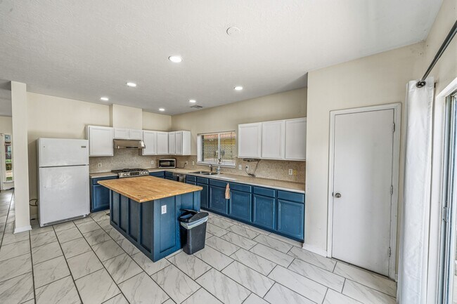 Building Photo - 9641 Weldridge Dr