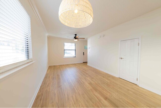 Foto del edificio - 561 6th Ave S