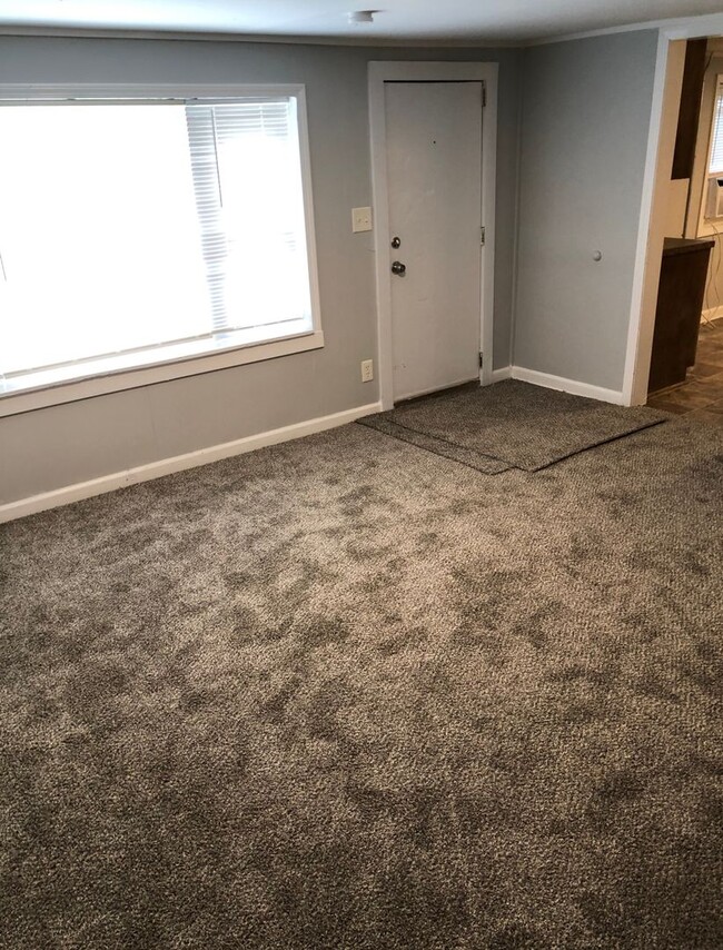 Building Photo - 2 Bed, 1 Bath House - Pet Friendly!!