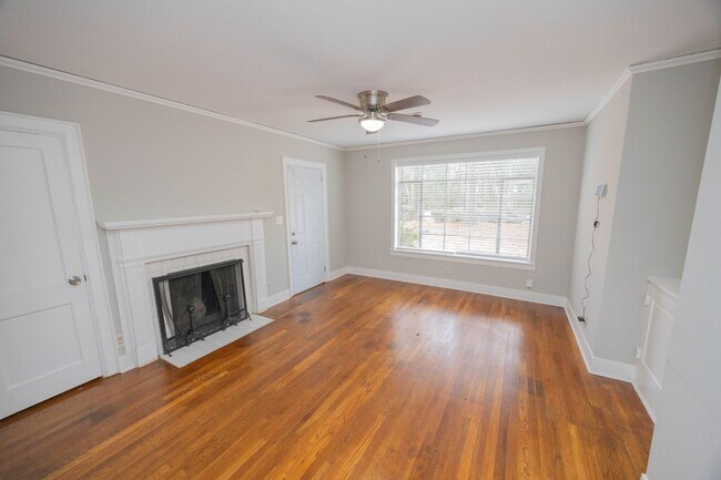 Foto del edificio - 2058 Woodley Rd