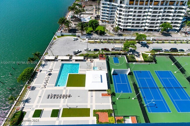 Foto del edificio - 600 NE 36th St