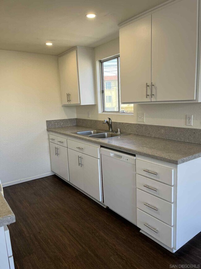 Foto del edificio - 4373 W Point Loma Blvd