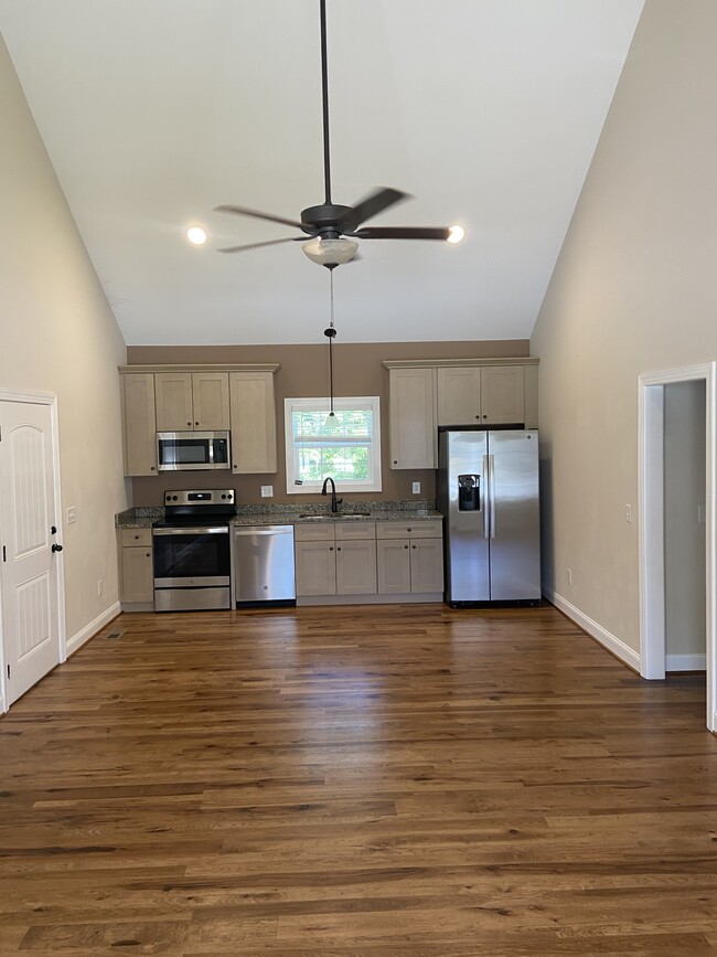 Kitchen - 607 Mountain View Rd SE