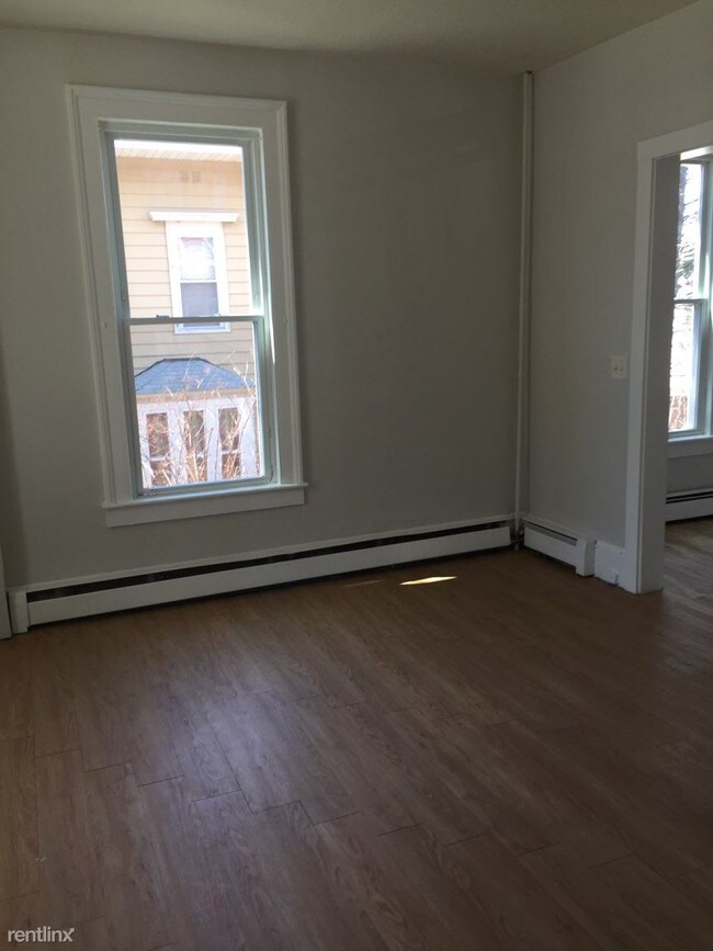Building Photo - 1 br, 1 bath Apartment - 193 Center St Apt 1