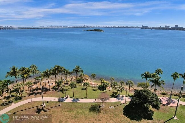 Foto del edificio - 1900 N Bayshore Dr