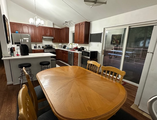 Photo - 0xxx Commonwealth Blvd House